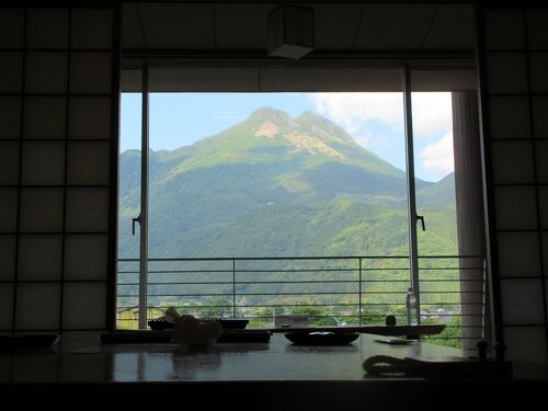 ゆふいん辻馬車開き 春の足音とともに 観光シーズンへ大分県 ：朝日新聞