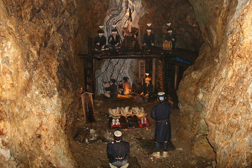 山が割れた奇観や映え桟橋、絶景カフェへ！フォトジェニックなスポットをめぐろう 新潟県佐渡市クルマ情報サイトｰGAZOO.com