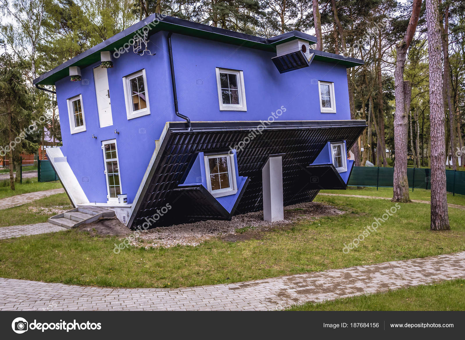 中まで全部 ドイツにある上下逆さまの家 -