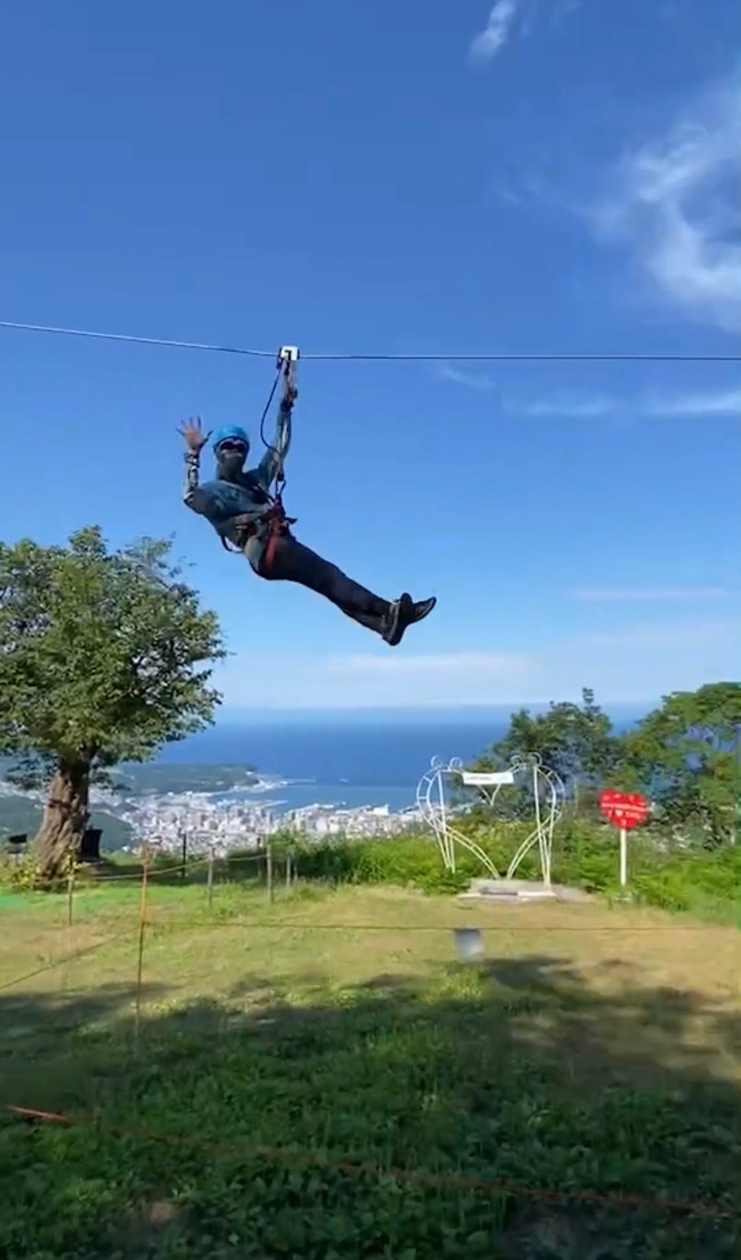 草津温泉スキー場の人気アトラクション ジップライン「バンジップテング」！ 子供から大人まで安全に楽しくご利用いただけます。 標高1370ｍの天狗山山頂からの絶景と合わせて是非ご体験ください。＃草津温泉スキー場 ＃天狗山プレイゾーン