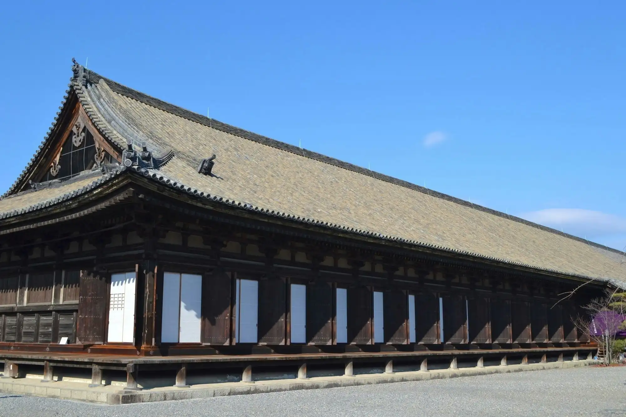 日本有数の観光名所、京都府京都市「蓮華王院・三十三間堂」の魅力に迫る！表情豊かな迫力ある仏像は荘厳で神秘的！ -芸術・建築物クールジャパンビデオ日本の観光・旅行・グルメ・面白情報をまとめた動画キュレーションサイト「COOL JAPAN VIDEOS」