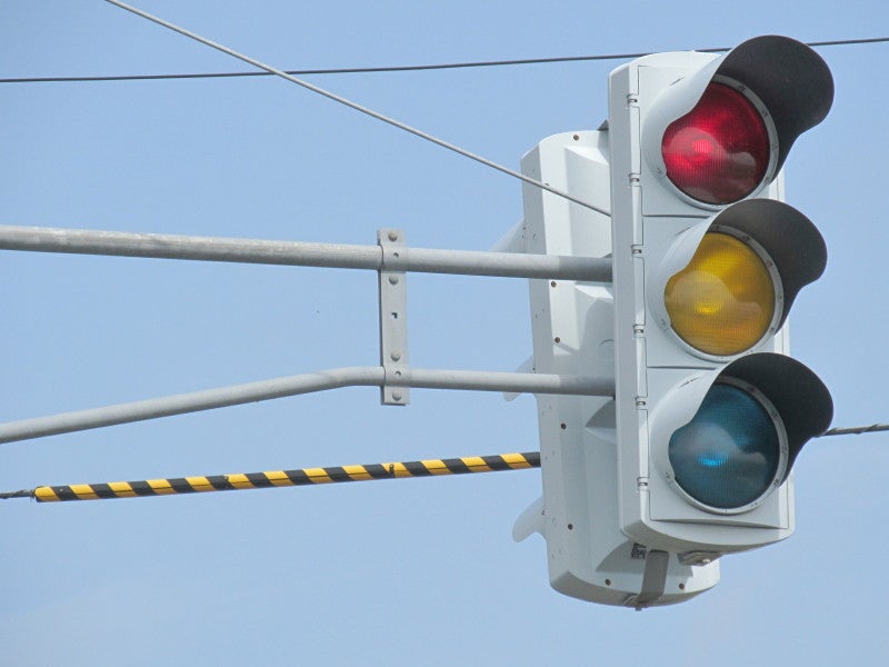 北海道 雪国の縦型の信号機12996105 の写真素材