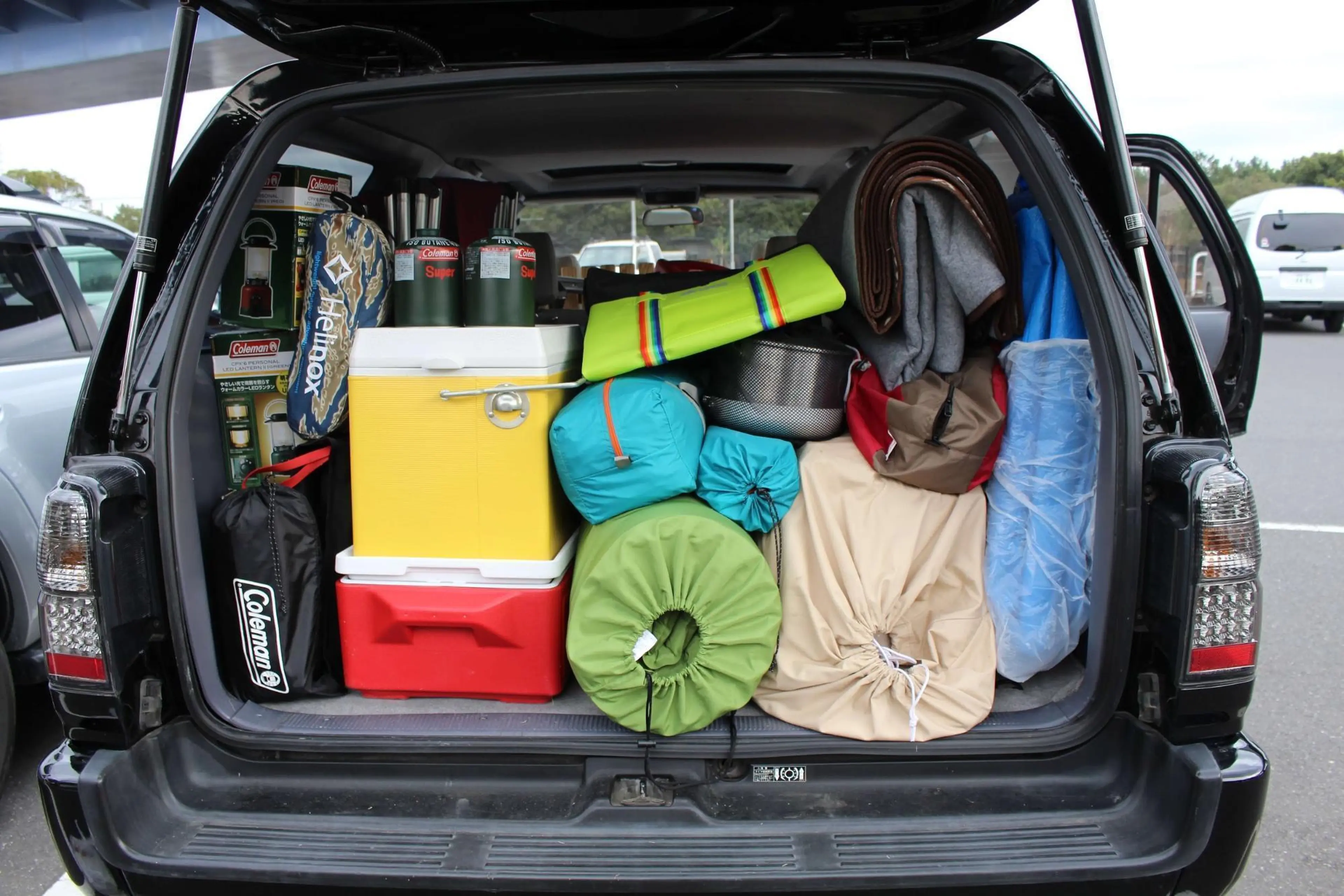 アウトドア用品や防災グッズの収納は玄関に！シューズクローク＋可動棚板収納をご紹介♪収納デザインソムリエ