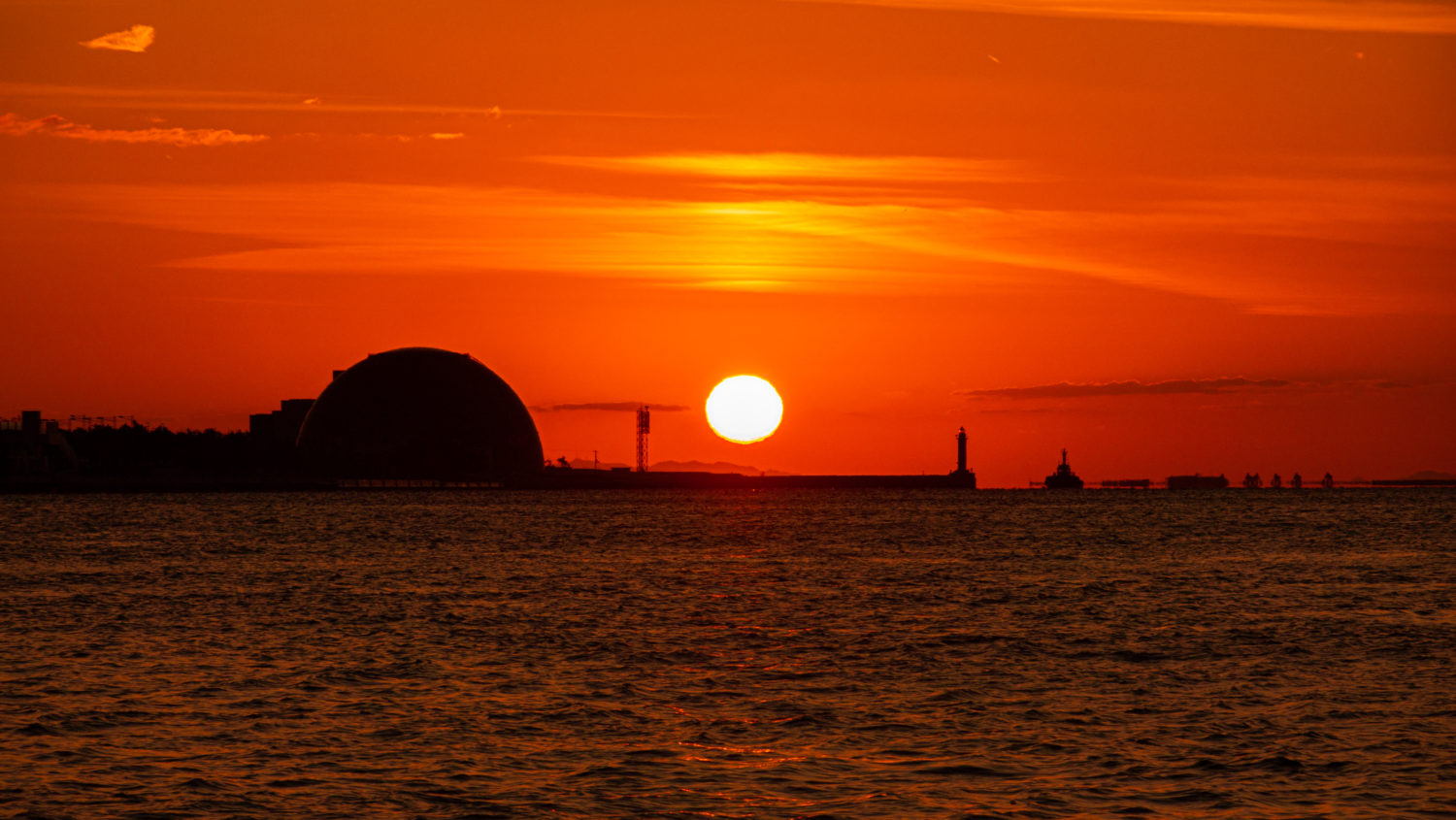 大阪府大阪港ダイヤモンドポイント海遊館から徒歩5分 大阪港に沈む美しい夕日の景色と夜景を撮影できるおすすめの写真スポット！撮影した写真の紹介、アクセス情報や駐車場・交通手段などまとめ- 写真や映像で紹介する関西・近畿のカメラ
