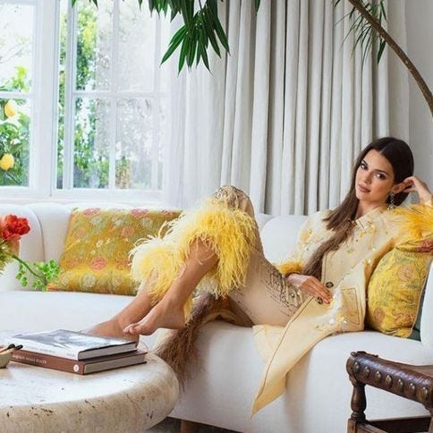 魔女がシャルガオ島の家ルームツアーしたけど豪邸すぎた🤣🌴, ベッドルーム2個あっても私達は一緒に寝てます🥰🤣,プール付きは最高で、毎日プールで朝ごはんやランチを食べます😇, 最近のシャルガオは雨ばっかり😱😂☔️,でも家が最高だと雨でもハッピーだね🩷🩷😍, 24時間セキュリティが待機しててくれるのはマジで不安がない。, ボタン押すと5秒くらいで来るw,