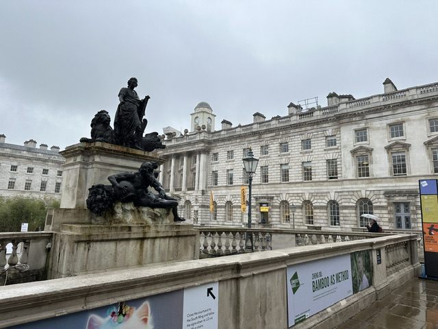 英サマセット・ハウスのスタンプ階段とレストラン「スプリング」地球の歩き方