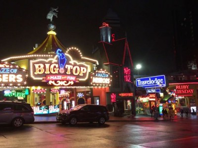 夜のナイアガラ！ライトアップと遊園地のような街 カナダ・クリフトンヒルオリコンニュース ORICON NEWS