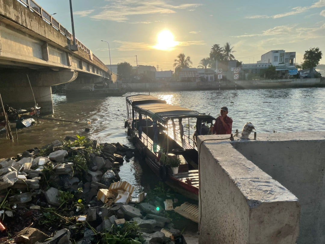 海外からの観光客がカイラン水上マーケットの体験を楽しむ
