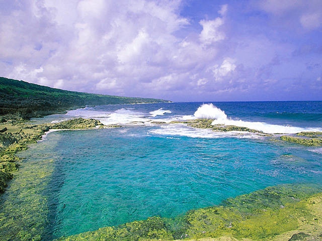 南大東空港の前の道を南に進むとカーブして場所に小さな看板があります。 - 南大東村、海軍棒プールの写真