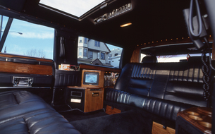 白いスーツを着た金持ちと車の中の葉巻リムジンPremium写真