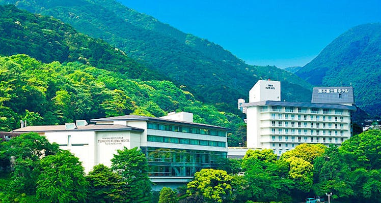 コロナウイルスの影響で観光客のいない箱根湯本駅前商店街 写真素材6405107- フォトライブラリ