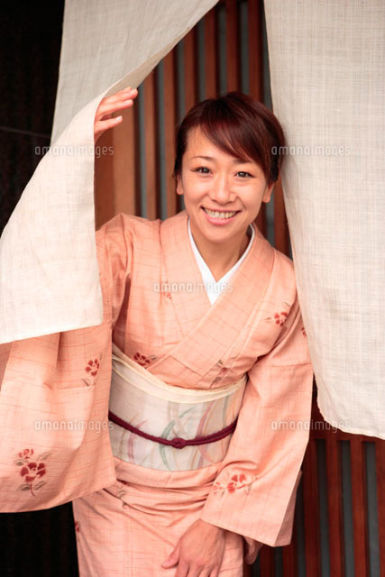 銭湯入り口の暖簾を開ける浴衣姿の日本人女性の写真素材FYI03209261ストックフォトの Qlean Market キュリンマーケット