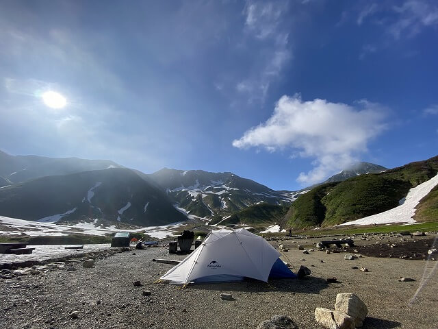 地上も星だ⭐️立山雷鳥沢ないと✨ このまえ雪の立山雷鳥沢テントな夜⭐️ 雪山は星明かりでも明るいなぁー💡ナイトハイク🥾な登山者のライトも見えるぞうー🔦立山