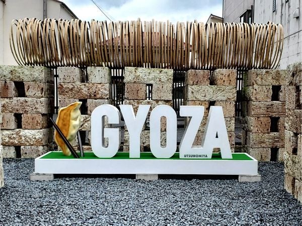 これが餃子像だ！宇都宮駅前の観光スポット