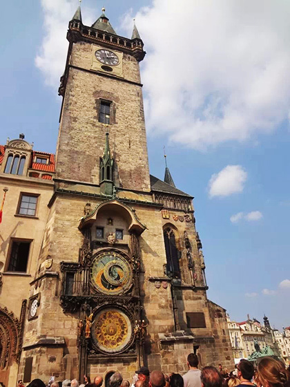 プラハ旅013 世界最古のプラハ天文時計オルロイ。 プラハ旧市街広場にあります。 美しい装飾にうっとり。死神のガイコツが鐘をならすと上部の窓から十二使徒が現れます。 現れるのは、9時～21時の毎正時だけ。