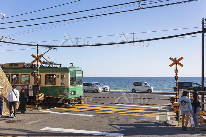 鎌倉市 鎌倉高校前駅の踏切を走る江ノ電の写真素材89262302- PIXTA