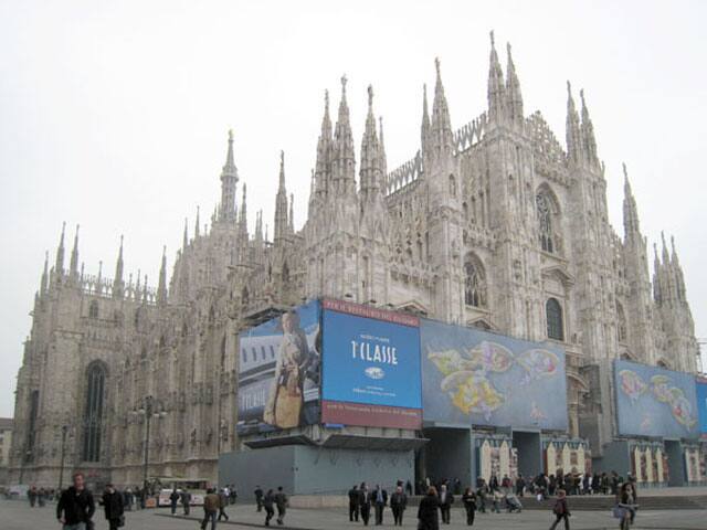 黄金の太陽の光が、壮大なミラノのドゥオーモまたはミラノ大聖堂の正面に反射しています。イタリア、ミラノ。 2020年8月22日の写真素材・画像素材Image 157554671