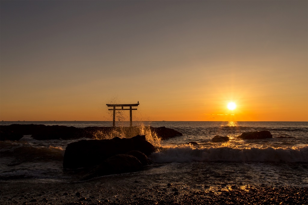 カメラマン 神々しすぎる絶景！茨城県の「神磯の鳥居」駐車場やアクセス、写真の撮り方旅おたく.com