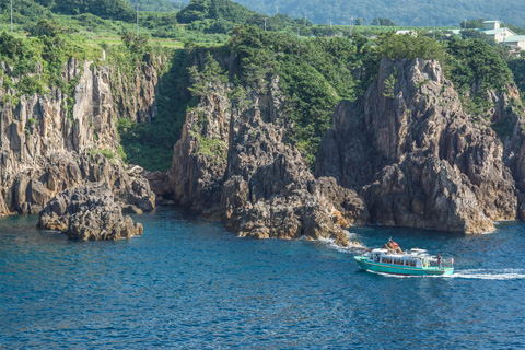 当園内「遊仙橋 まちこ橋 」の下、隠れた撮影スポット❗️, 揚島の切り立った絶壁を間近に、尖閣湾の全景も見られます🤗,透視船が影から現れるタイミングで撮影。,