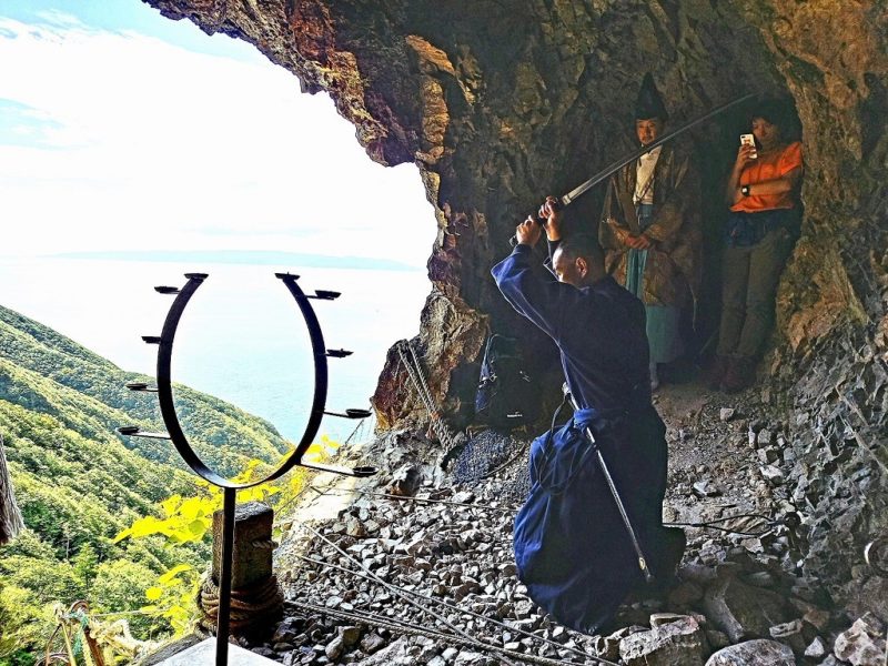 参拝は命がけ、「日本一危険」な北海道の神社に参拝客が殺到するわけ北海道 ：朝日新聞