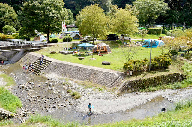 お外遊びをしよう！:知明湖キャンプ場で川遊び。明日から雨らしい