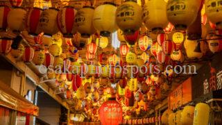 Today's PICK UP!🇯🇵 📍裏天満ちょうちん通り大阪”浪花の台所”とも称される「天満市場」の北側に位置する、大阪のちょっとディープなグルメスポット❣️ 鮮やかな提灯が1000個以上も吊るされ、訪れた人を明るく迎えてくれます💕たくさんのちょうちんの中には、一つ