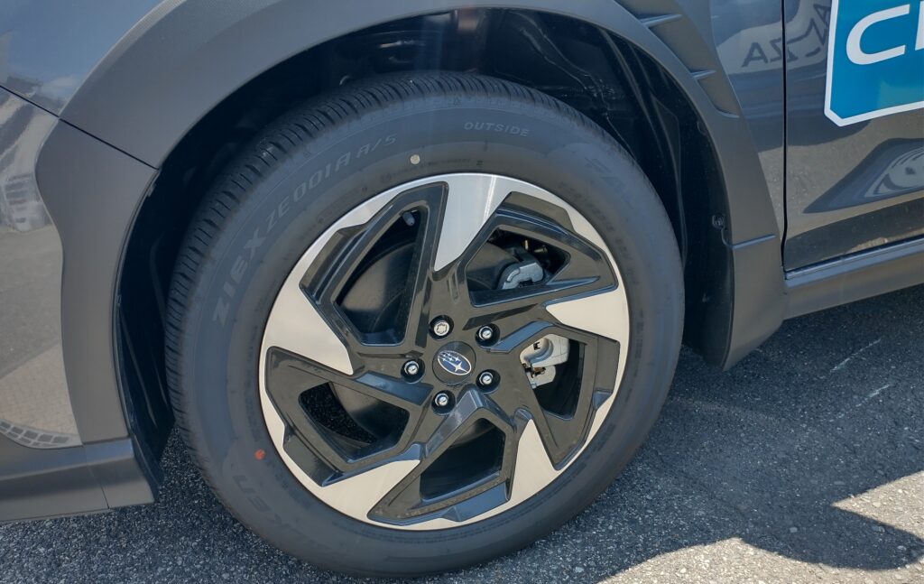 クロストレックの後部座席の広さはどのくらい？リクライニングの倒し方も紹介らくしーの