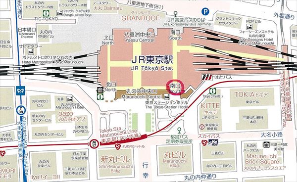 多くの修学旅行生が訪れる東京駅ならではのスポットをご紹介します。「団体集合場所」は、文字通り学生さんが待ち合わせをするために設けられた専用エリア。≪この場所はどこにあるの？≫ 丸の内南口改札を出て正面の階段を地下へ降り、向かって左側 東京国際フォーラム