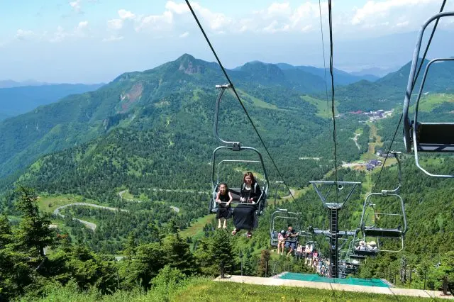 2025.5.16滑り納め, 標高2307m満天ビューテラスのスノボちゃん,志賀高原横手山渋峠スキー場滑り納め満天ビューテラス標高2307m ,ビションプースノボちゃん長野犬民看板犬スノボちゃんビショプー