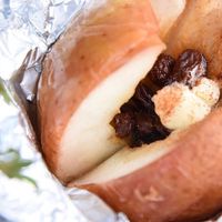 焼きリンゴのクリームチーズ添え いつもりんご丸焼きにしちゃうので 今回は少し違った焼きリンゴスイーツ🍎 味はほぼ同じなので丸焼きが楽ですがクリームチーズあるだけで全然違いました🫶🏻