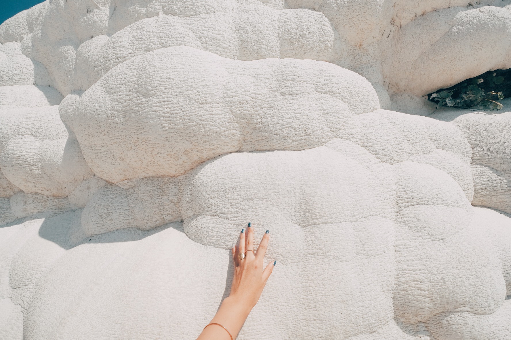 ローマ時代から人々を癒やし続ける、白い丘に広がる天然の青い温泉が美しいトルコの「パムッカレ」 - DNA