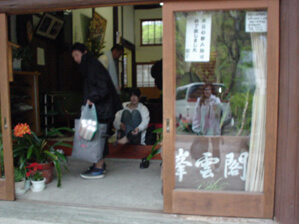 一度は入ってみたい！豪快にしぶきが落ちる天然の滝つぼがそのまま露天風呂に「吹上温泉 峯雲閣」 泉よしか- エキスパート