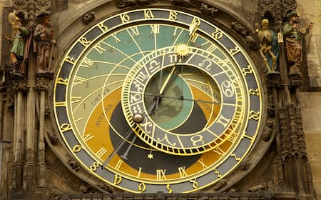 プラハ おみやげは天文時計「どたぐつ」をはいて