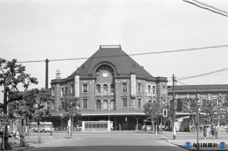 東京駅 昭和20年 ▷空襲で罹災した東京駅ジャパンアーカイブズ