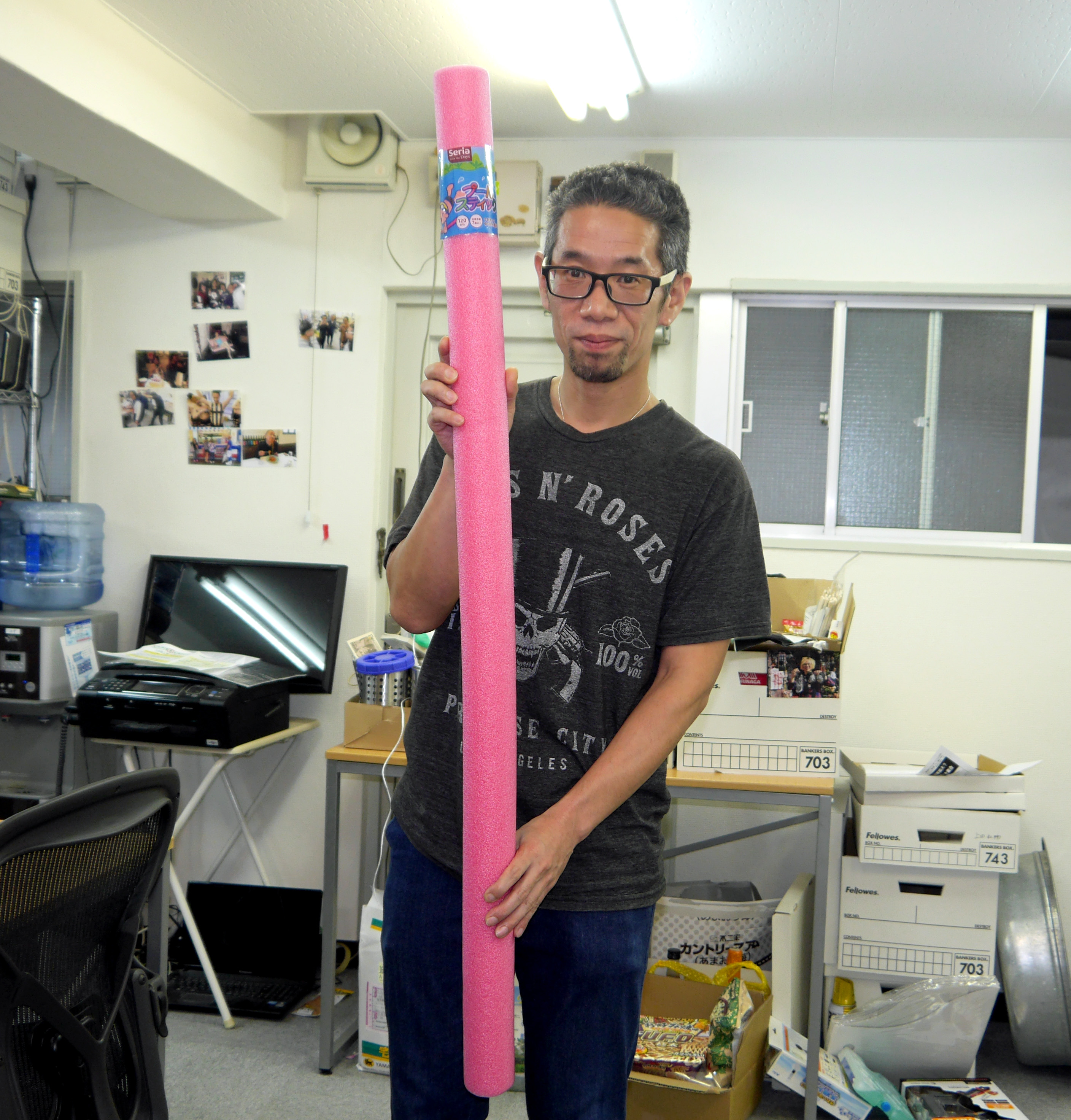 セリアのプールスティックと相性ピッタンコの相棒を、同じくセリアで発見✨ ご存知、キッチンペーパーホルダーです。木製タイプのキッチンペーパーホルダー。台の部分は、ホワイトとブラックがありますよ。 ガシッと持てて穴が大きめなので、プラステンなどの棒さしが