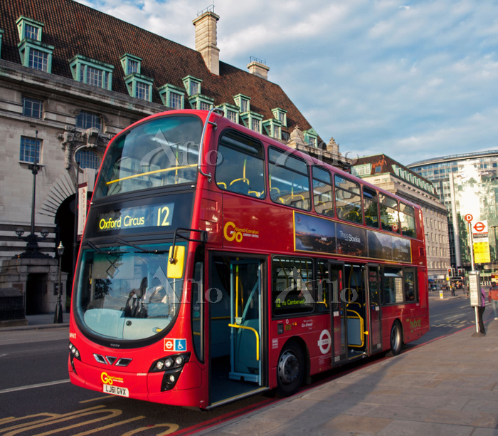 ロンドン英国で赤いロンドンバス赤い 2 階建てバス - イギリスのストックフォトや画像を多数ご用意
