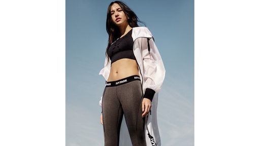 映画『エクス・マキナ』日系女優ソノヤ・ミズノ インタビュー映像 - YouTube