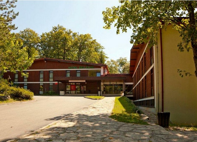 世界遺産プリトヴィッツェ湖群国立公園 園内ホテル宿泊 1泊2日ツアー＜空港往復送迎付き 英語 ザグレブ発＞クロアチア