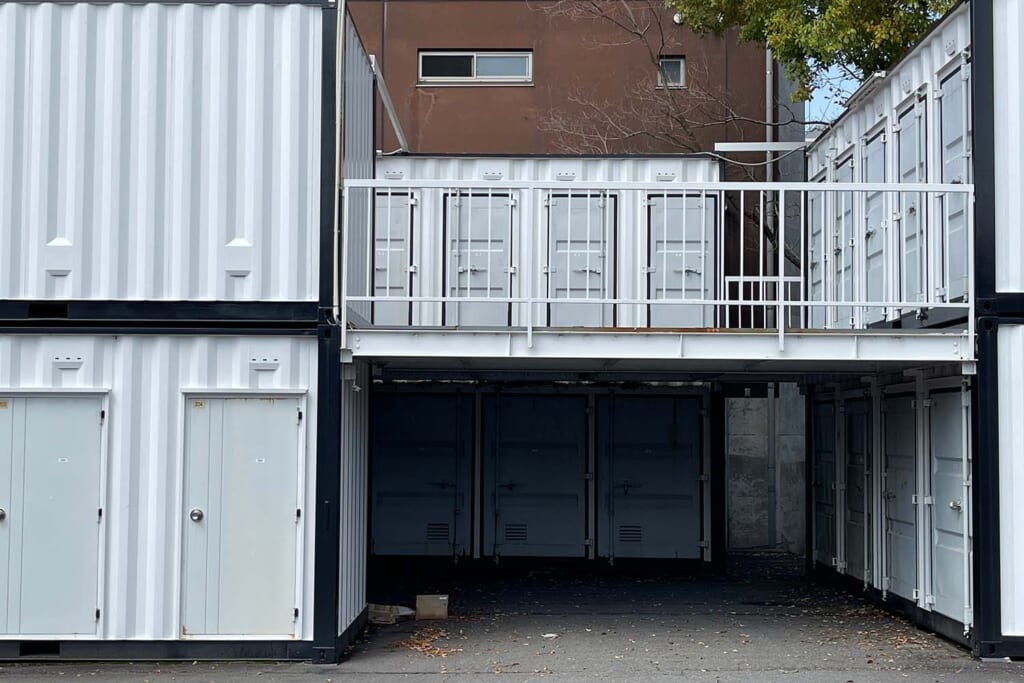 現役キャンパーに取材！ギア収納が圧倒的に楽になるコンテナレンタルの使い心地は？ – ガルビィプラス