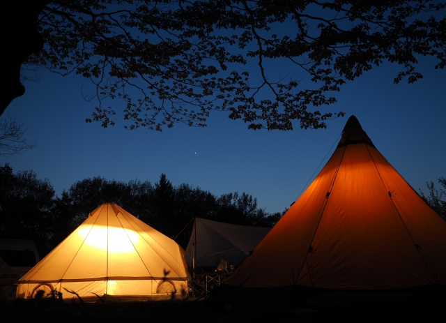 お気に入りテントとランタンの灯りを楽しむキャンプ。友人と過ごす最高の夜キャンプ情報メディア LANTERN – ランタン