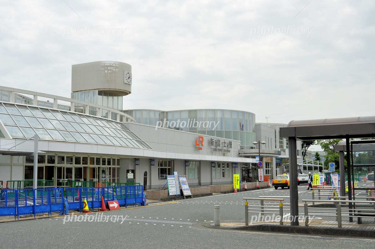 陽があたる駅のホーム 新富士駅 の写真素材87024758-