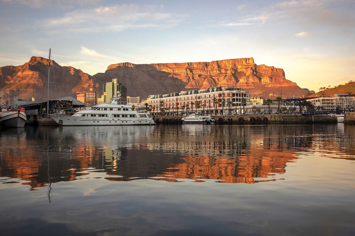 テーブルマウンテンに抱かれた南ア・ケープタウンの邸宅 - WSJ