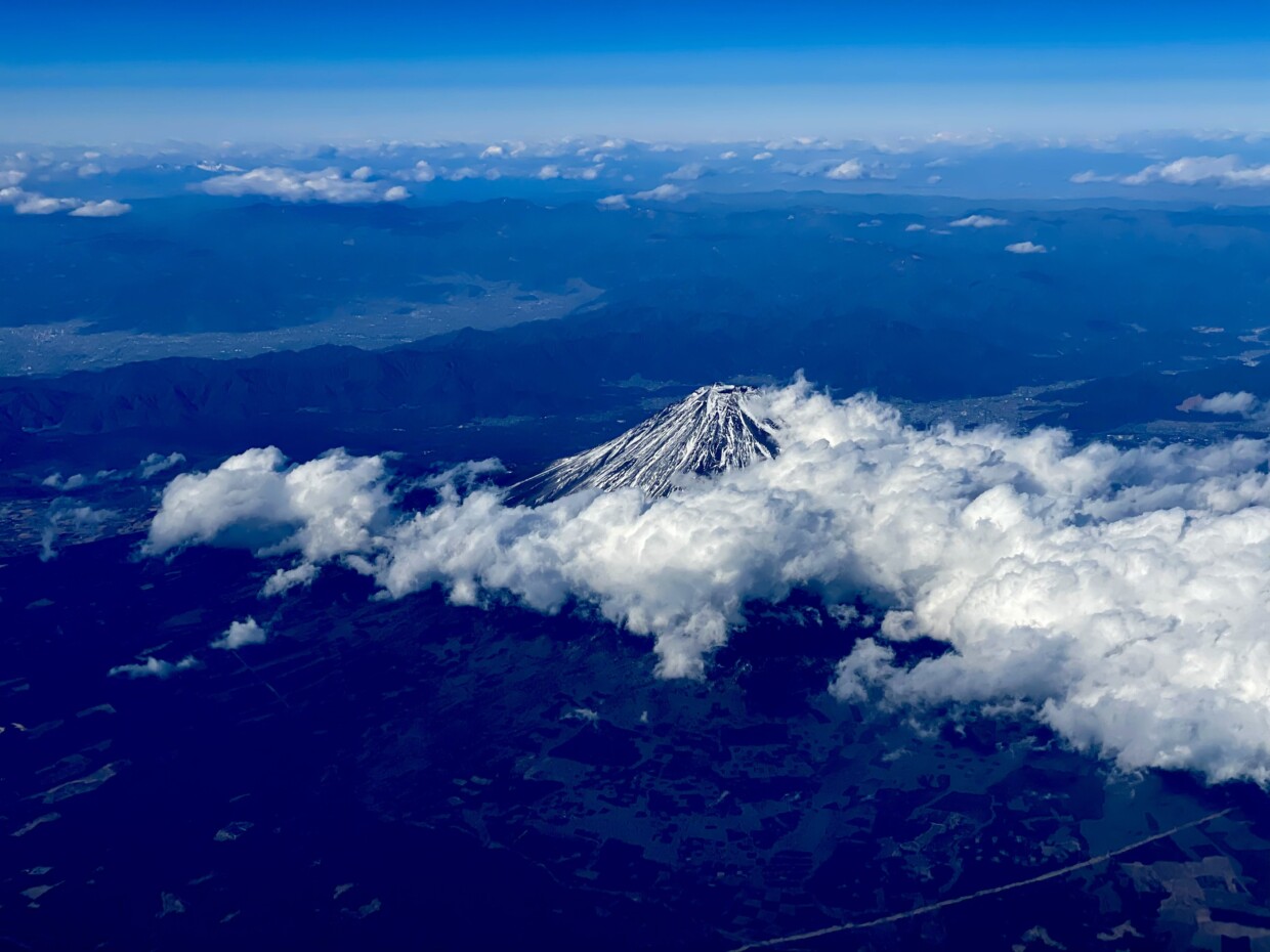 飛行機から見た雲の上に浮かぶ富士山の写真素材112952953- PIXTA