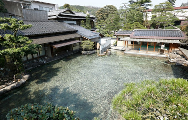 下呂温泉「白鷺の湯」ロマネスク風の建物が温泉！？大正時代からの歴史ある共同浴場日本の秘湯