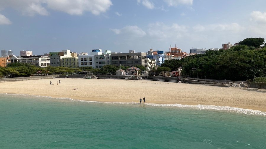 過去の悲劇をひっそりと伝える 沖縄「波の上ビーチ」の洞窟 - よこはま原付紀行