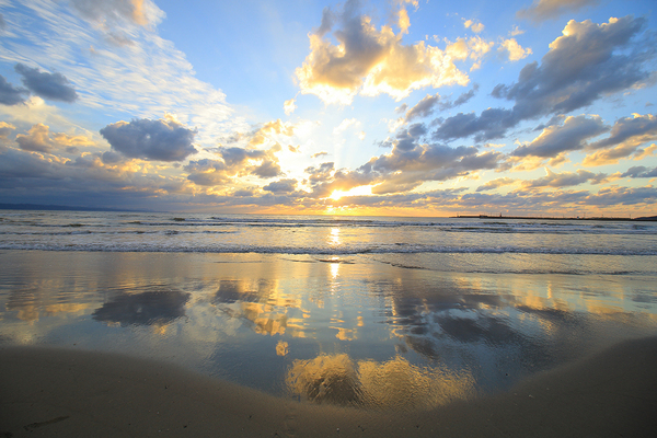 稲佐の浜 弁天島の夕日 出雲大社の写真・画像素材-Snapmart スナップマート