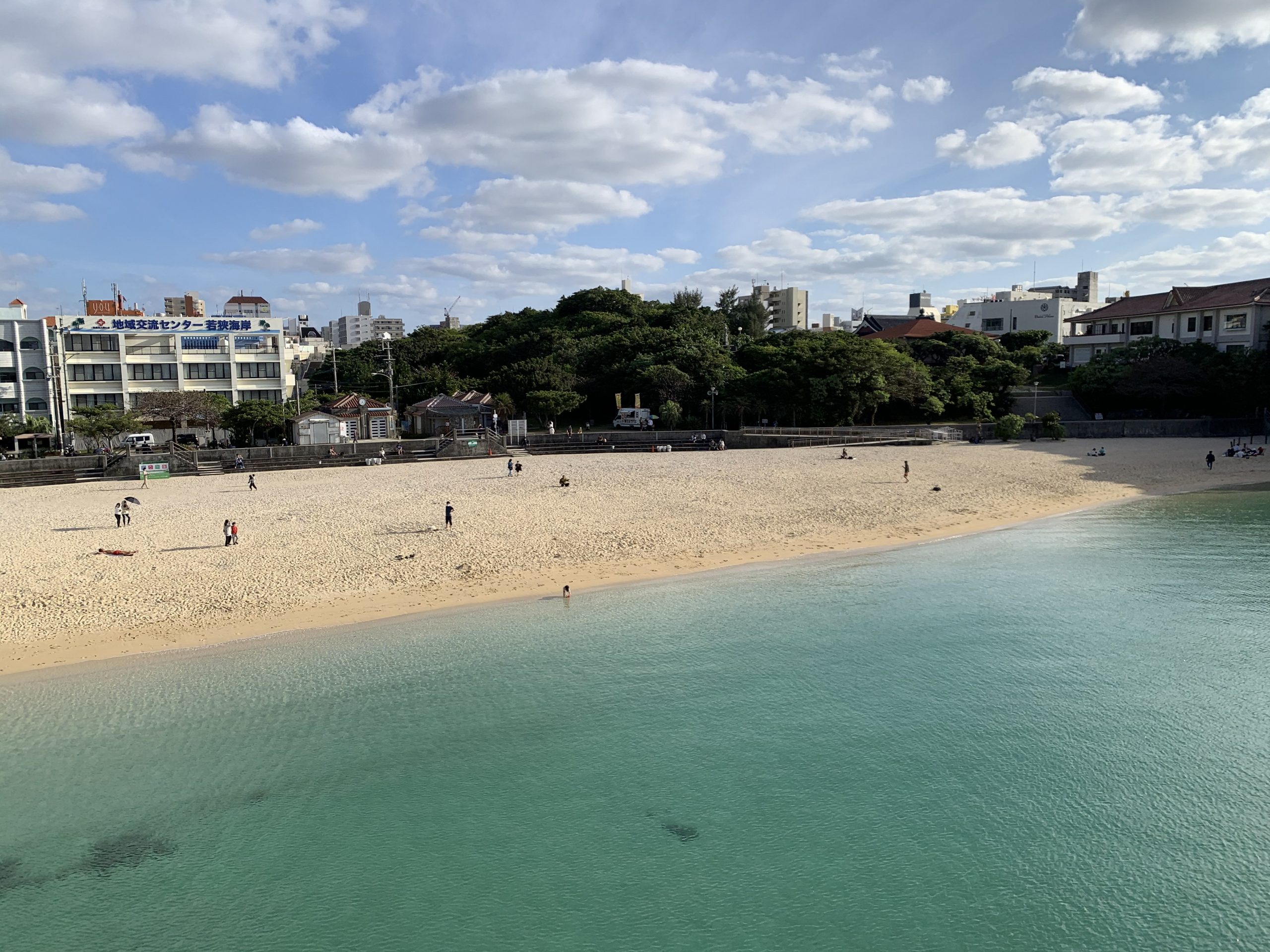 都会のまんなかにエメラルド！那覇市街からすぐ行けるオアシス「波の上ビーチ」を徹底解剖 那覇市OKITIVE