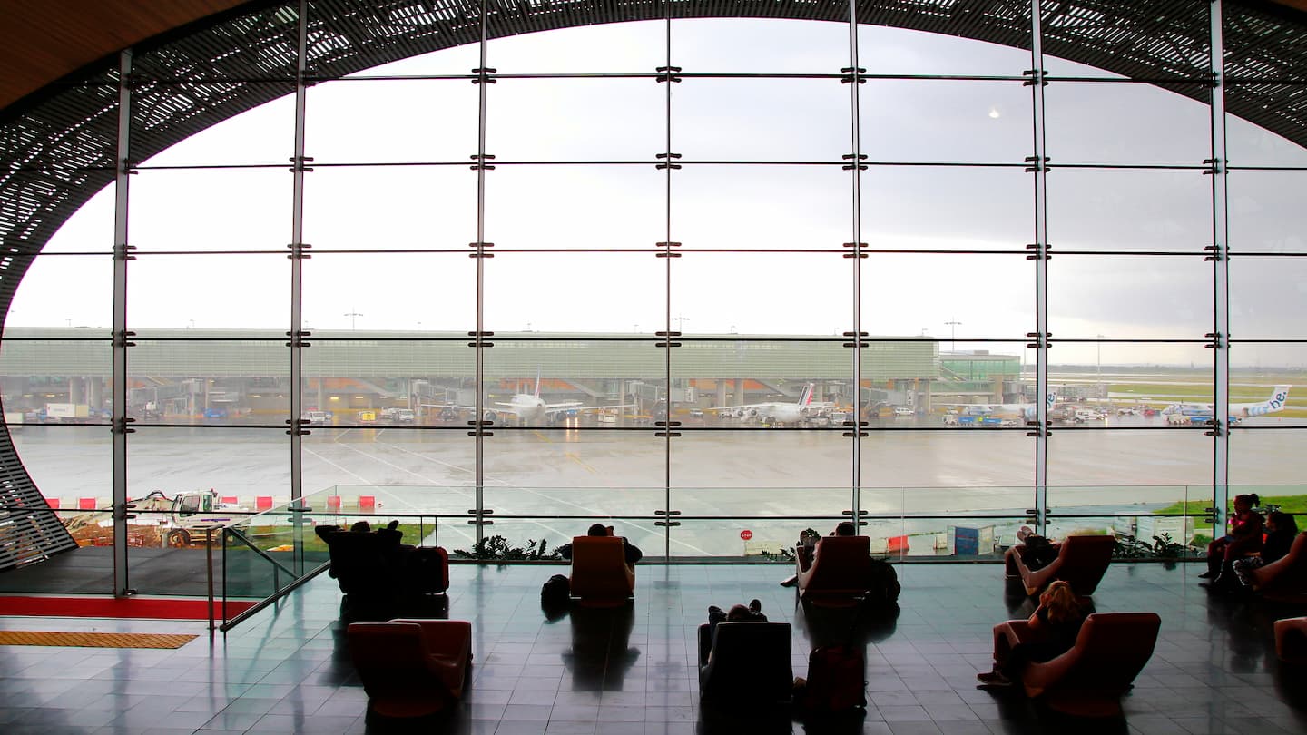 フランス シャルル・ド・ゴール空港70年代的な未来感がステキなパリの玄関口 - P sign