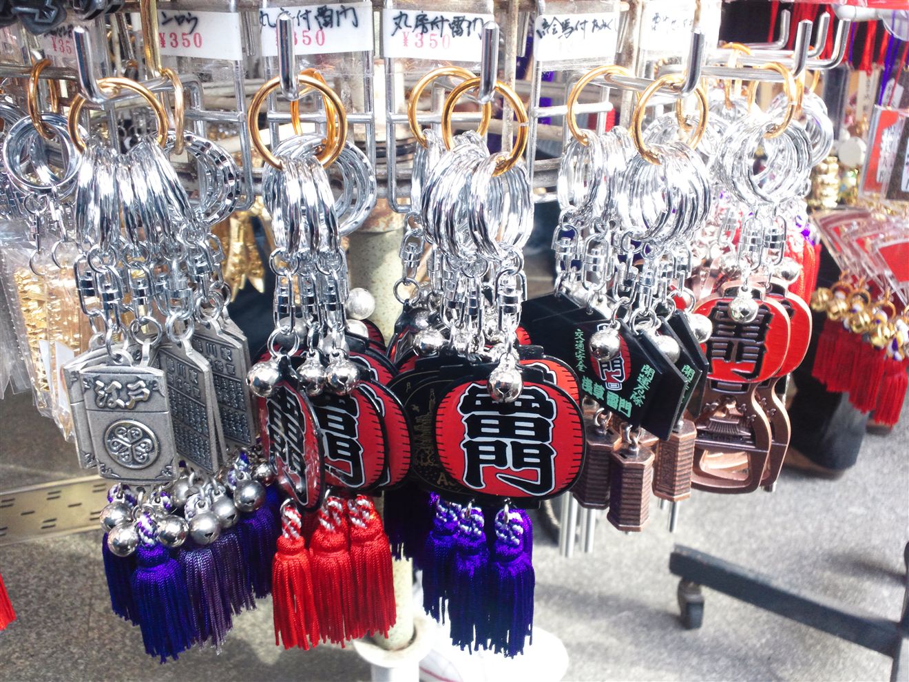 気温が上がり浅草寺の枝垂れ桜も満開で見頃を迎えてます🌸🌸🌸 当店でも桜をデザインしたキーホルダーが人気です。浅草寺浅草雷門浅草散策浅草散歩浅草仲見世浅草土産東京土産枝垂れ桜ソメイヨシノ隅田川さくら