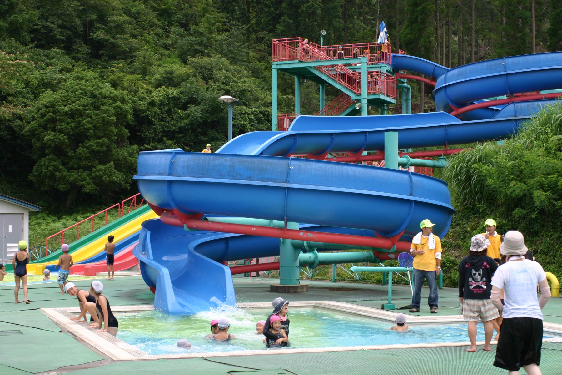 矢部川の河川敷にある「ふれあい河川プール」 八女市提供- 清流、湧水、滝